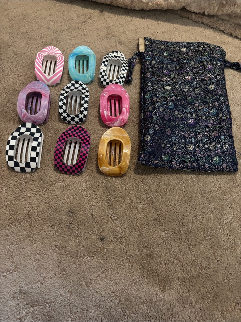 Flat hair clips 9 with cinched pouch
